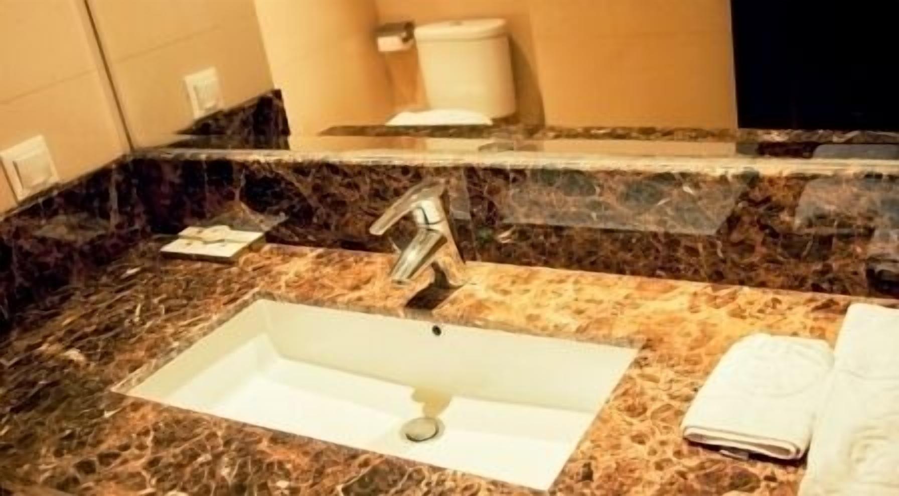 Grand Sakura Hotel Medan Buitenkant foto