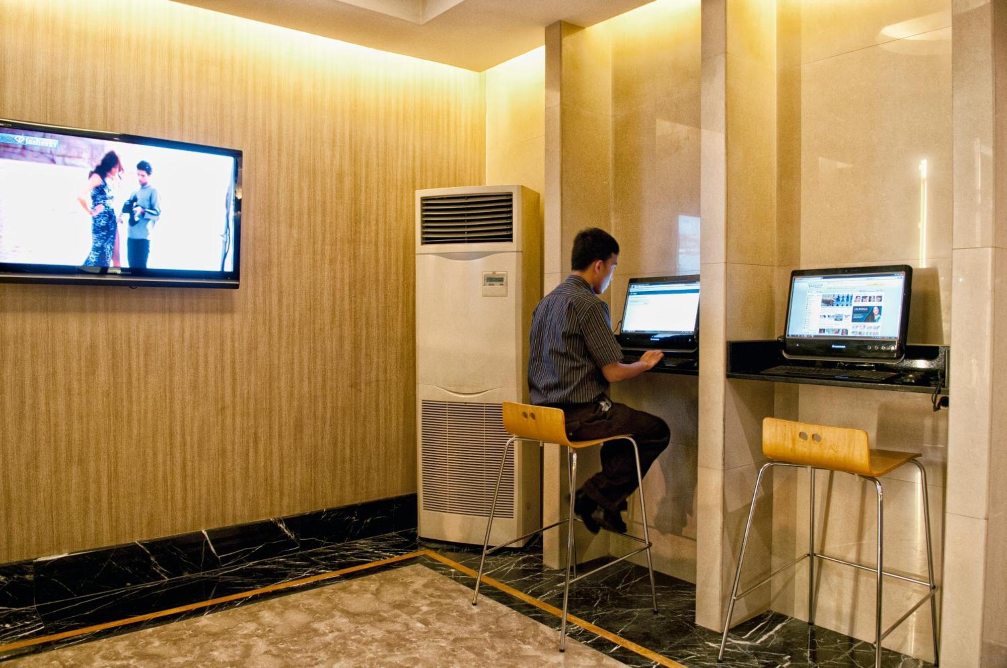 Grand Sakura Hotel Medan Buitenkant foto