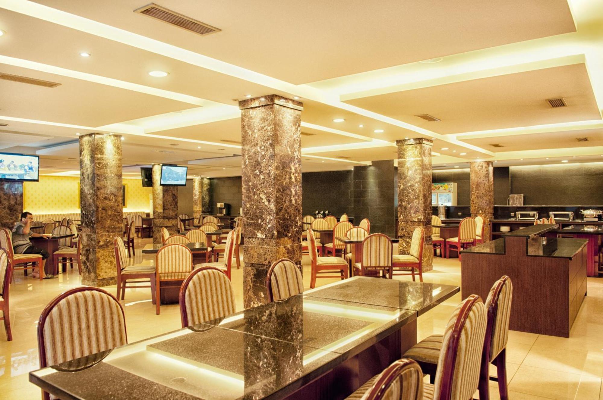 Grand Sakura Hotel Medan Buitenkant foto